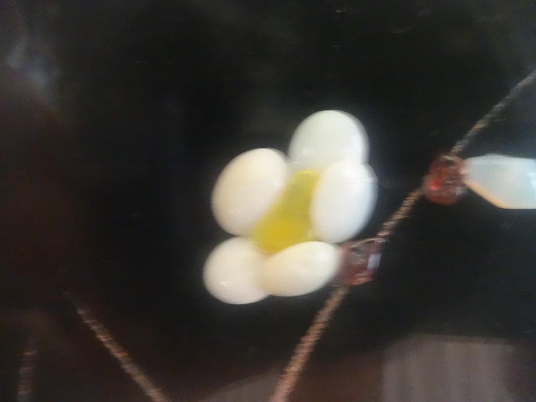 宝飾品　ふんだんに宝石（メノウ）を使って描いた花が咲いた大木