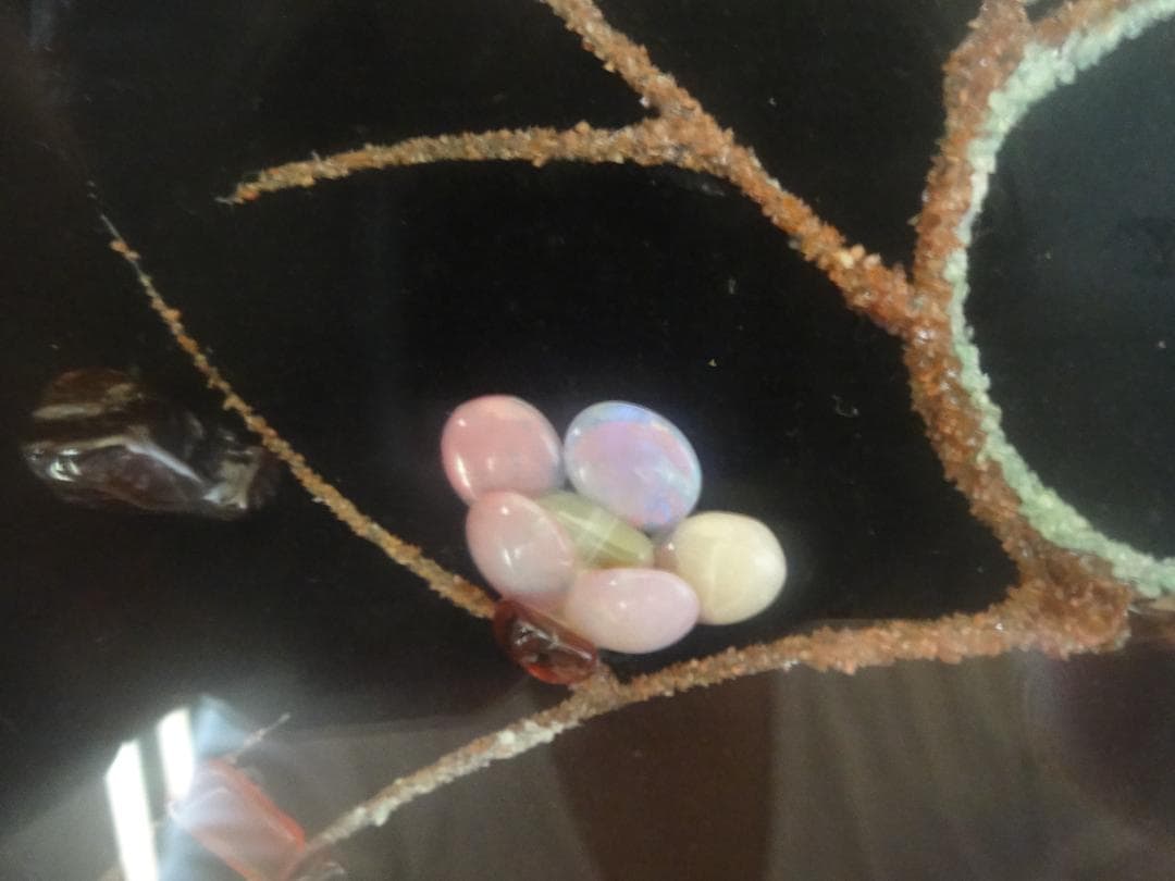 宝飾品　ふんだんに宝石（メノウ）を使って描いた花が咲いた大木