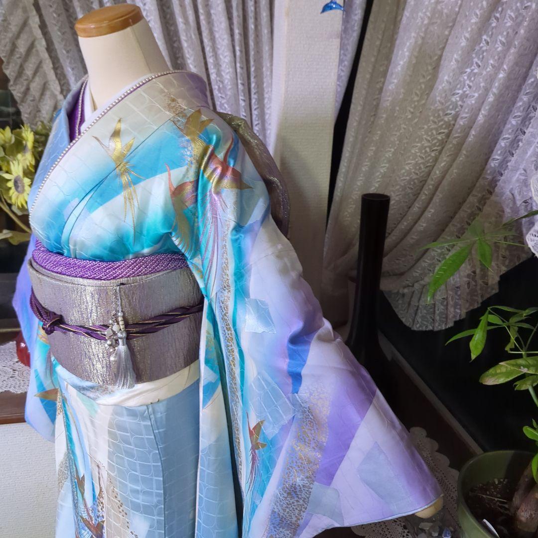 地紋が浮き立つ暈し地に鳳凰が舞い飛ぶ、華麗な美しさの振り袖です