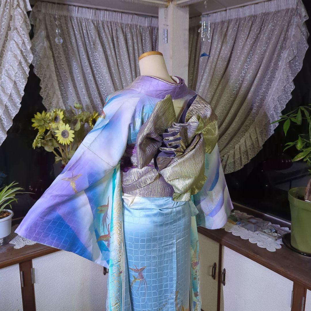 地紋が浮き立つ暈し地に鳳凰が舞い飛ぶ、華麗な美しさの振り袖です