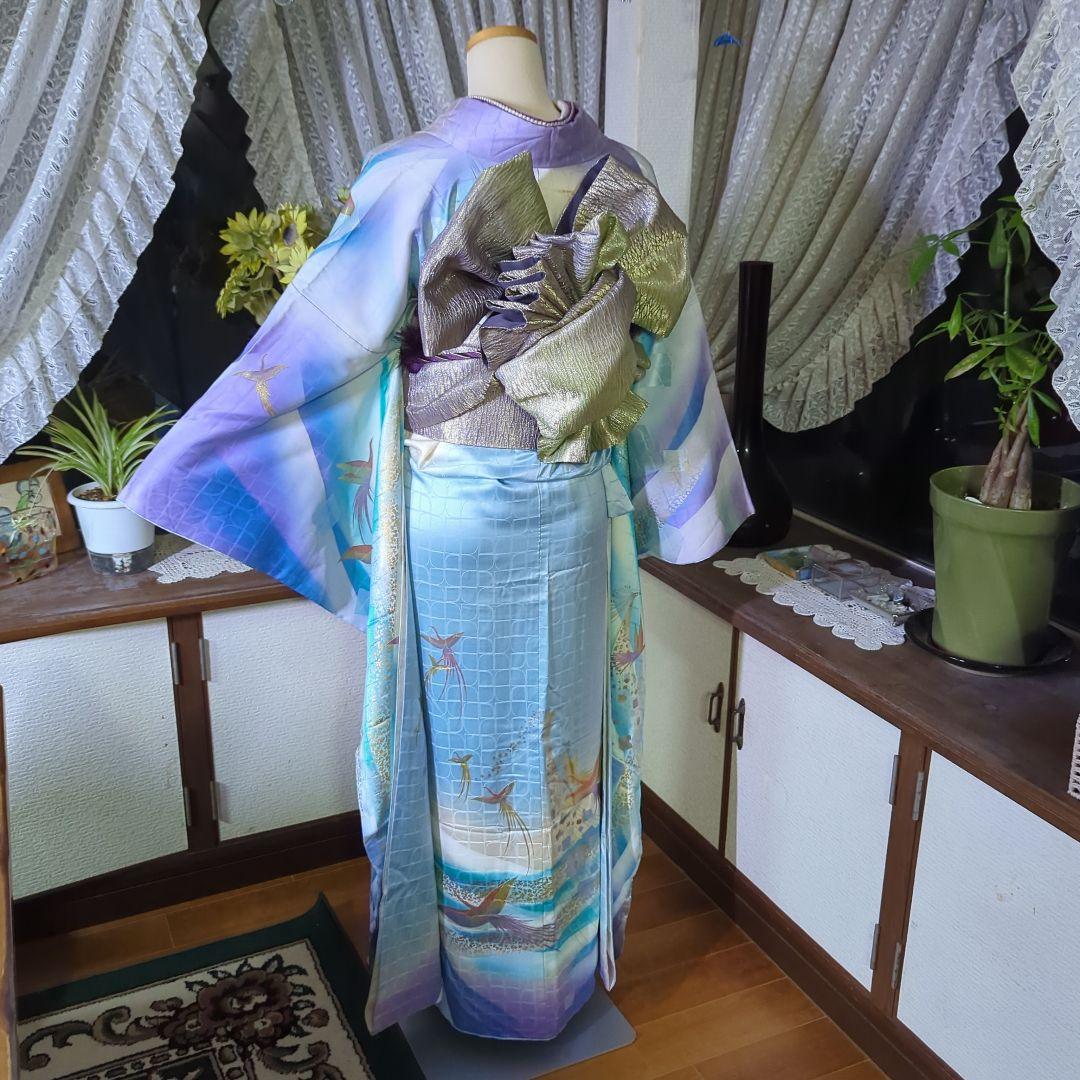 地紋が浮き立つ暈し地に鳳凰が舞い飛ぶ、華麗な美しさの振り袖です