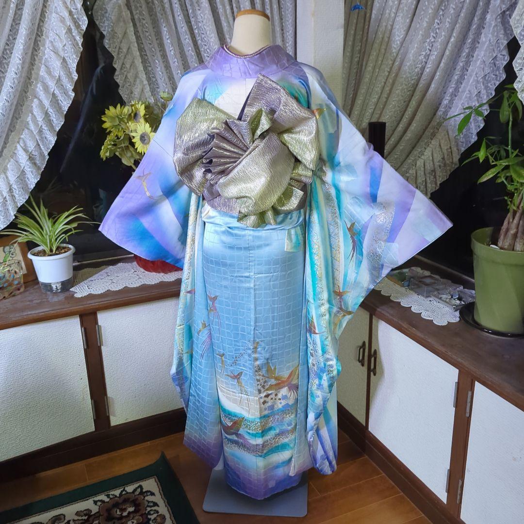 地紋が浮き立つ暈し地に鳳凰が舞い飛ぶ、華麗な美しさの振り袖です