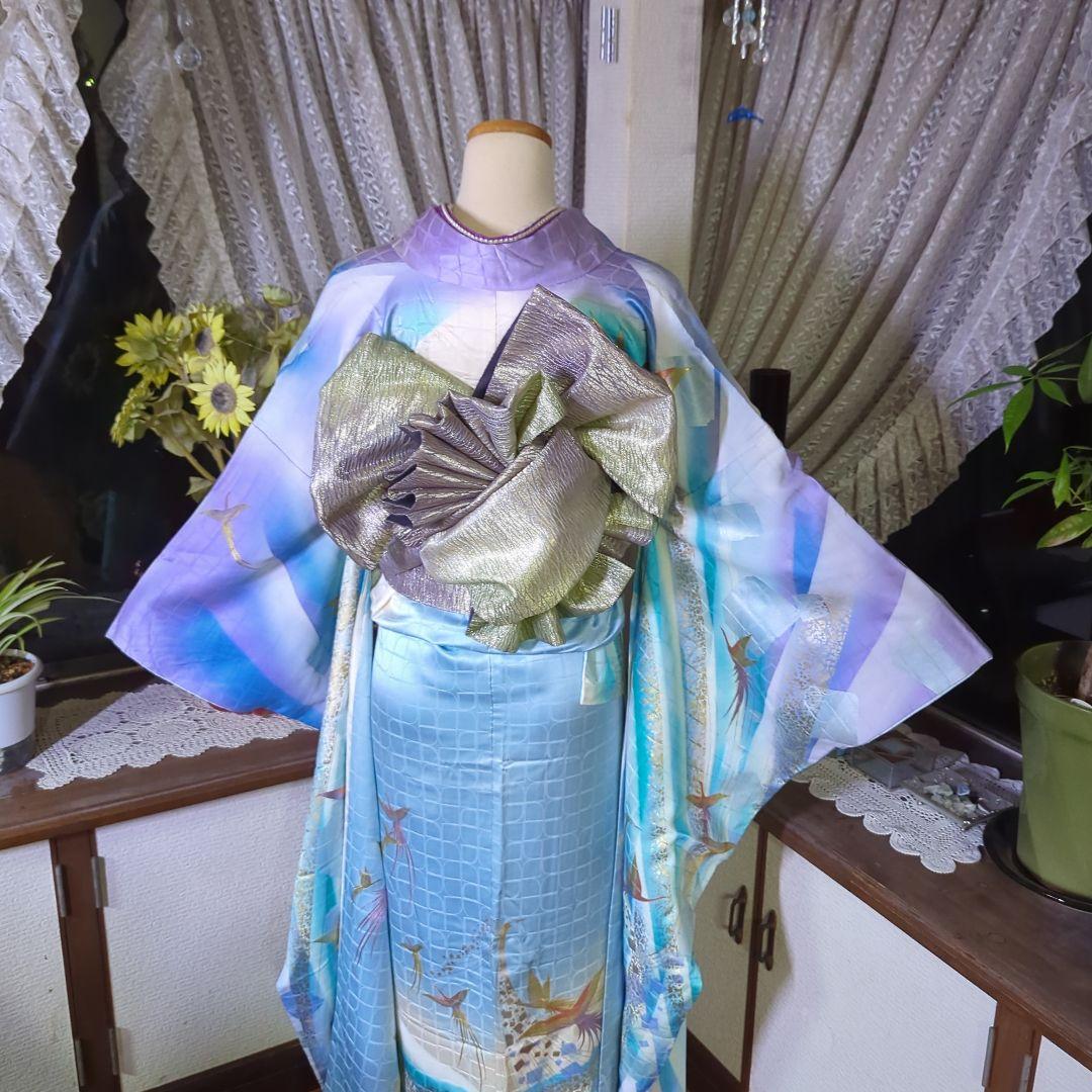 地紋が浮き立つ暈し地に鳳凰が舞い飛ぶ、華麗な美しさの振り袖です