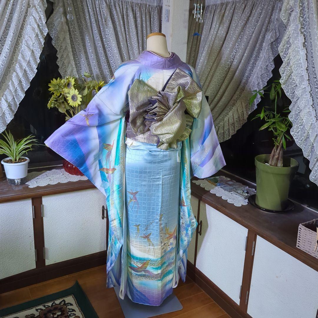 地紋が浮き立つ暈し地に鳳凰が舞い飛ぶ、華麗な美しさの振り袖です