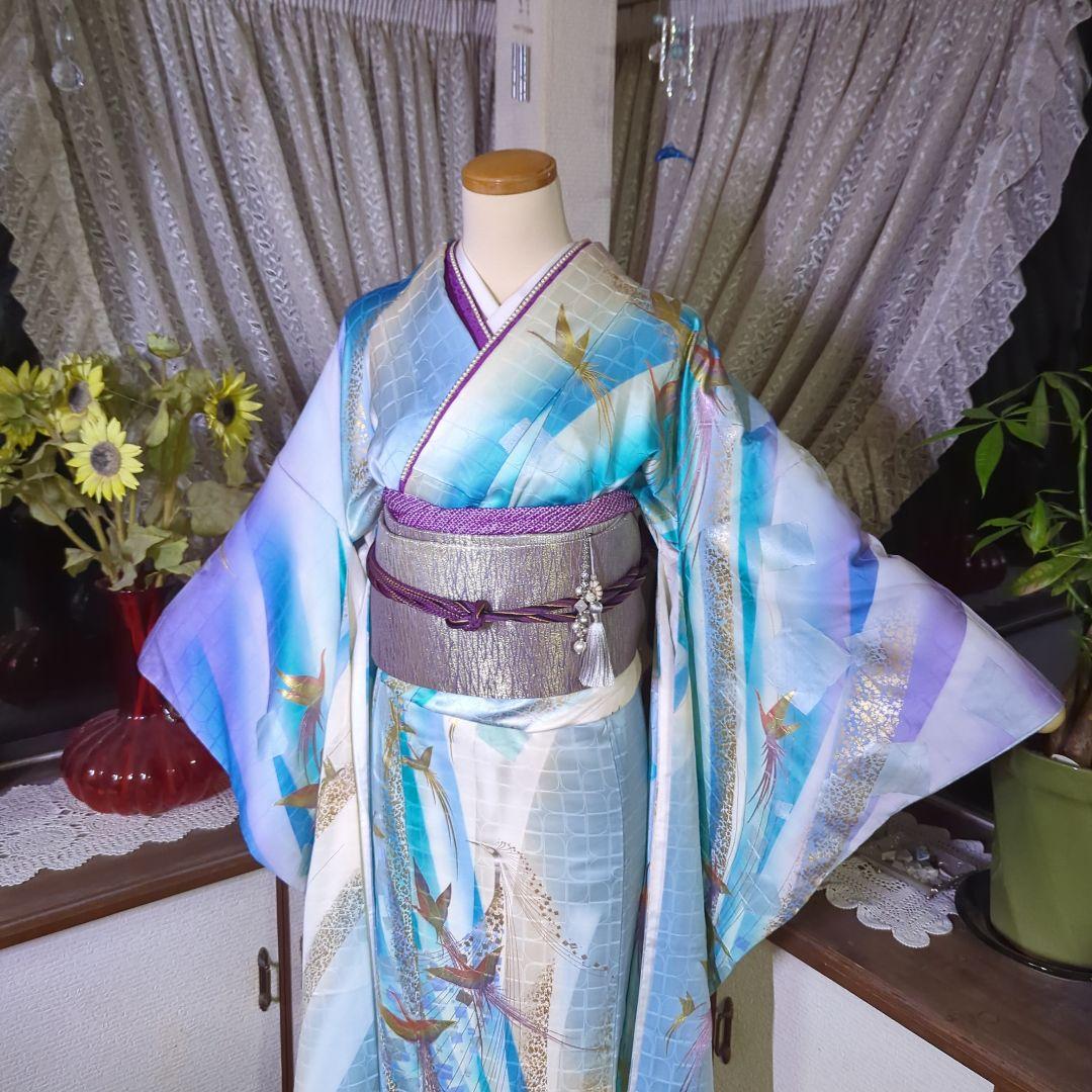 地紋が浮き立つ暈し地に鳳凰が舞い飛ぶ、華麗な美しさの振り袖です