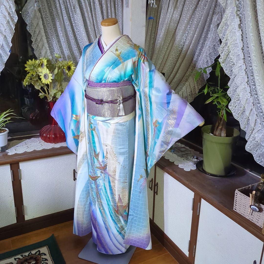 地紋が浮き立つ暈し地に鳳凰が舞い飛ぶ、華麗な美しさの振り袖です