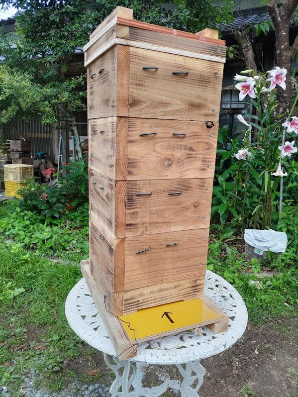 日本蜜蜂 重箱式巣箱4段 スライド底板 付巣門台座　スノコ付き
