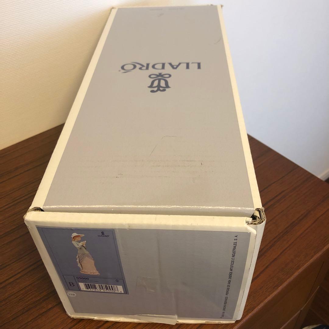 リヤドロ　LIADRO 読書する貴婦人　エレガント　箱あり