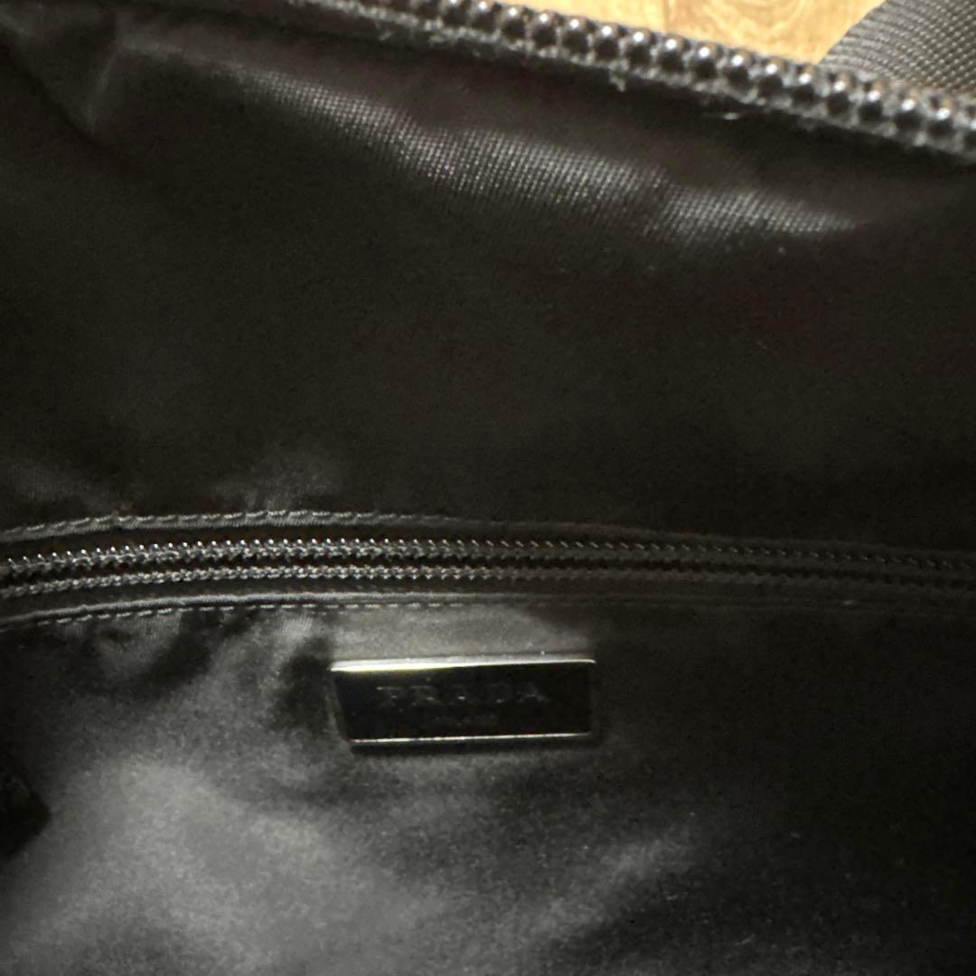 アッキー　美品PRADA ブラック ボディバッグ
