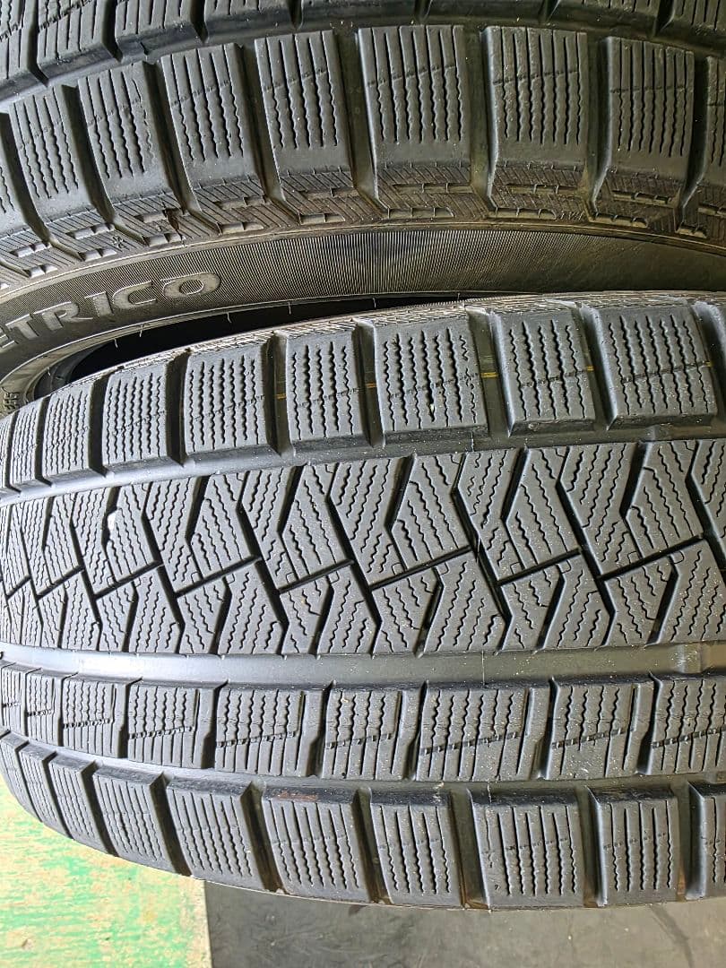 ピレリ　アイスアシンメトリコ 215/50R17 19年製 4本セット