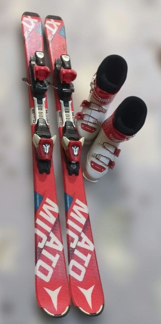 Atomicジュニアスキー板（120cm）・ビンディング・ブーツ（21.5cm）