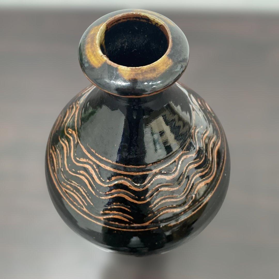 黒色波模様陶器花瓶