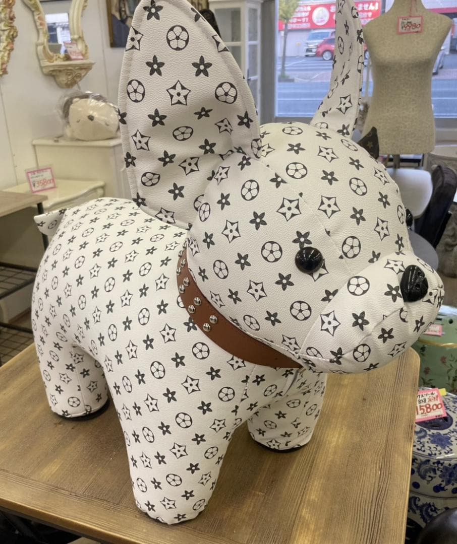 座れるオブジェ　ぬいぐるみ　スツール　イス　モノグラム　ブランド　犬　ホワイト