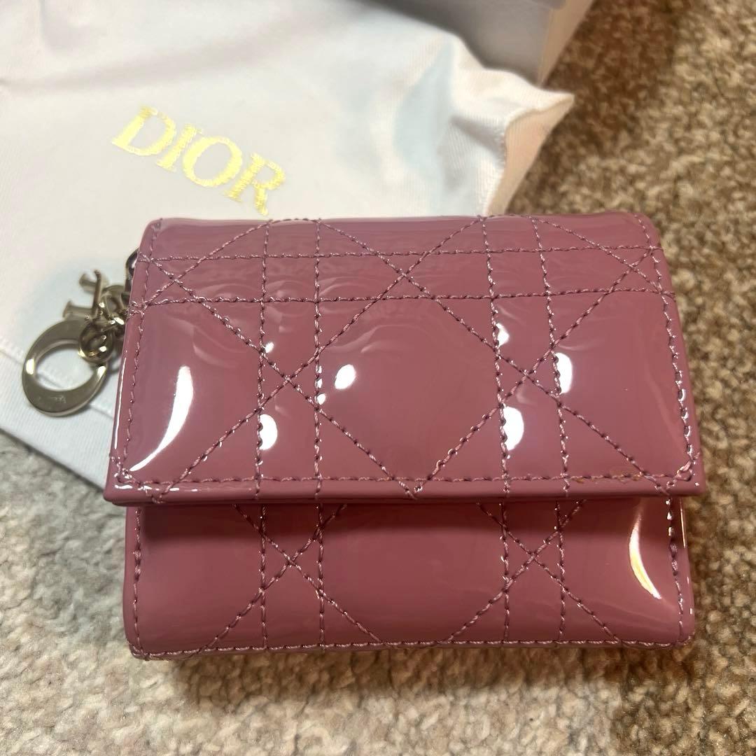 【新品】クリスチャンディオールレディディオール ピンクエナメルロータスウォレット