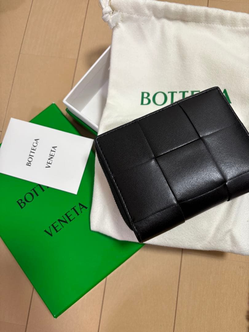 BOTTEGA VENETA ブラックレザー折り財布