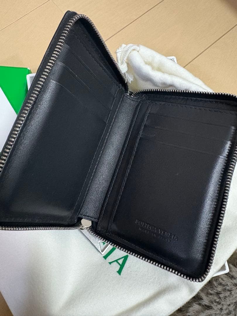 BOTTEGA VENETA ブラックレザー折り財布