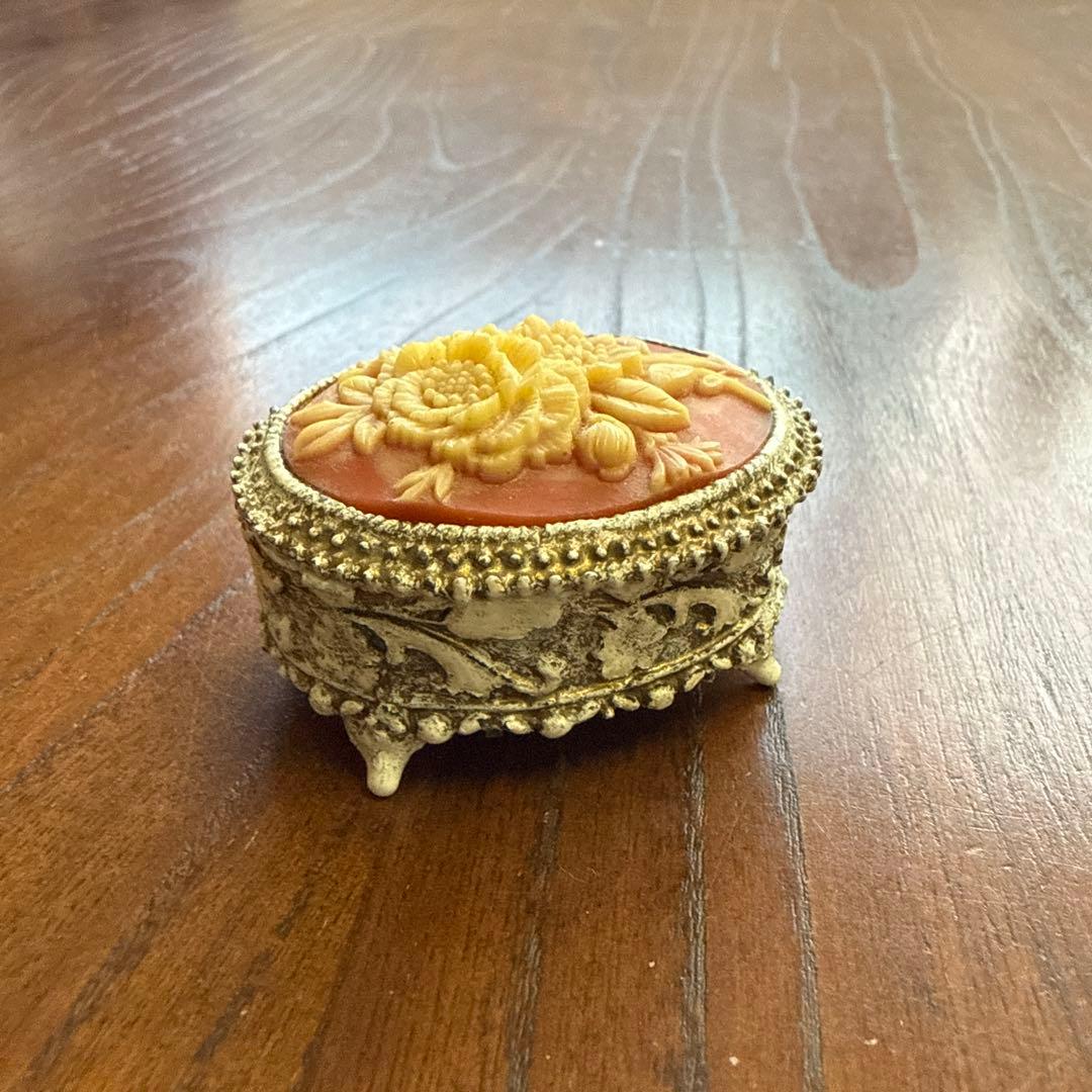 花模様のアンティークボックス　アクセサリーケース　 カメオ　ヴィンテージ 彫刻