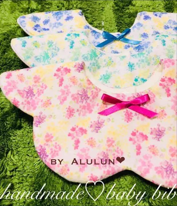 ♡淡色小花のふかふか花びら&まんまるスタイ♡