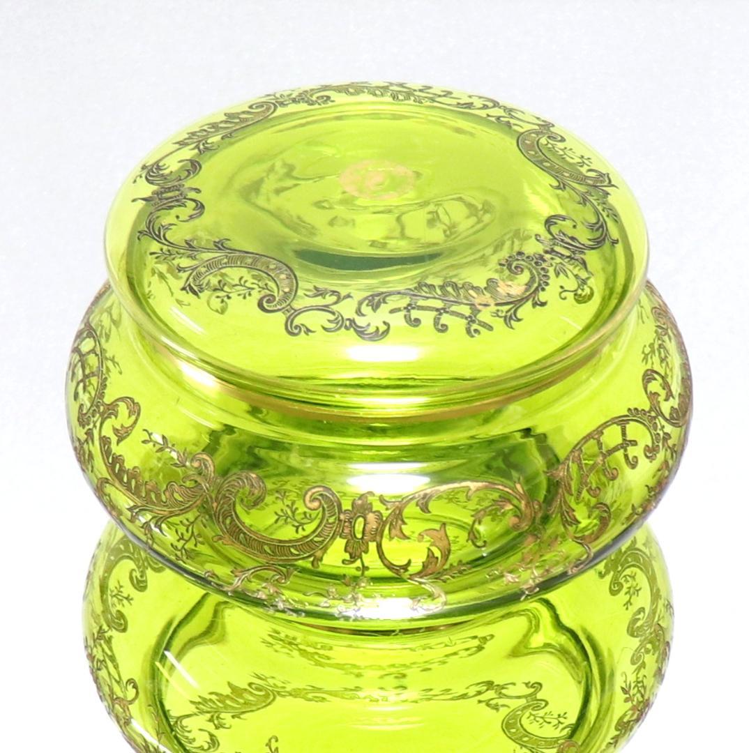 オールド・バカラ 1900年頃 緑硝子金彩蓋物 ボンボニエール アンティーク薬草