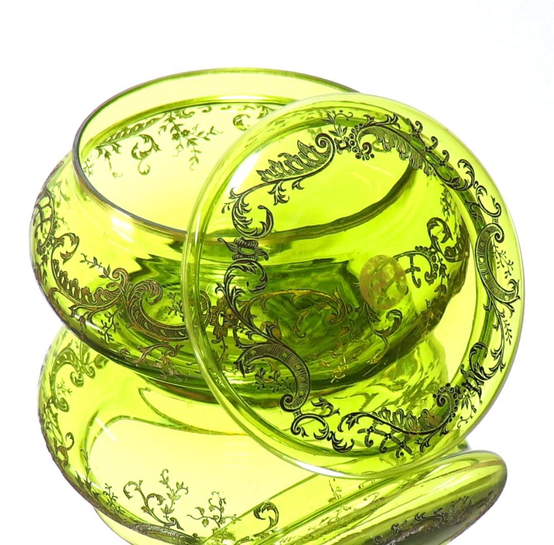 オールド・バカラ 1900年頃 緑硝子金彩蓋物 ボンボニエール アンティーク薬草