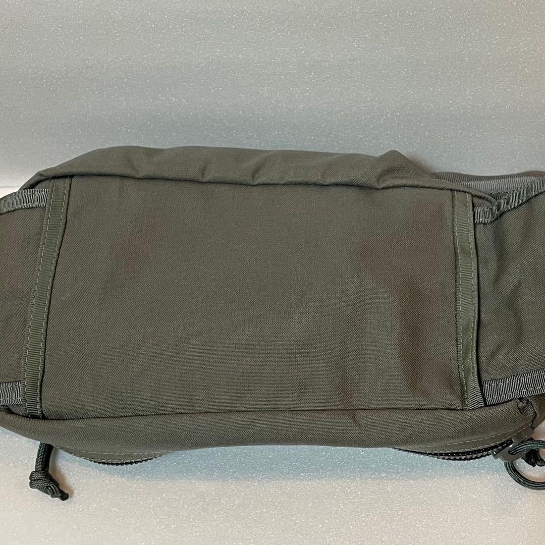 【BRIEFING】ボデイバッグ⭐︎カーキ色