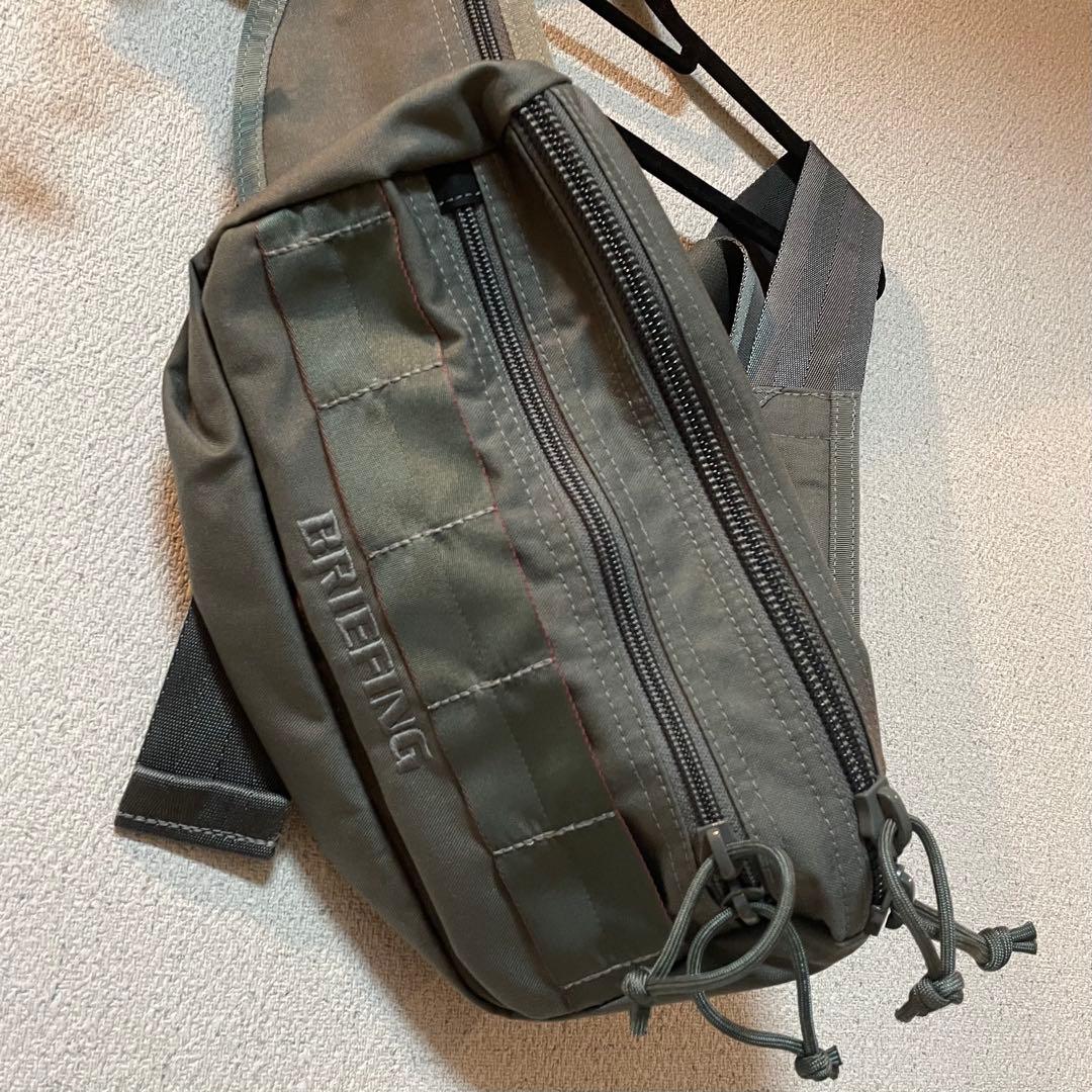 【BRIEFING】ボデイバッグ⭐︎カーキ色