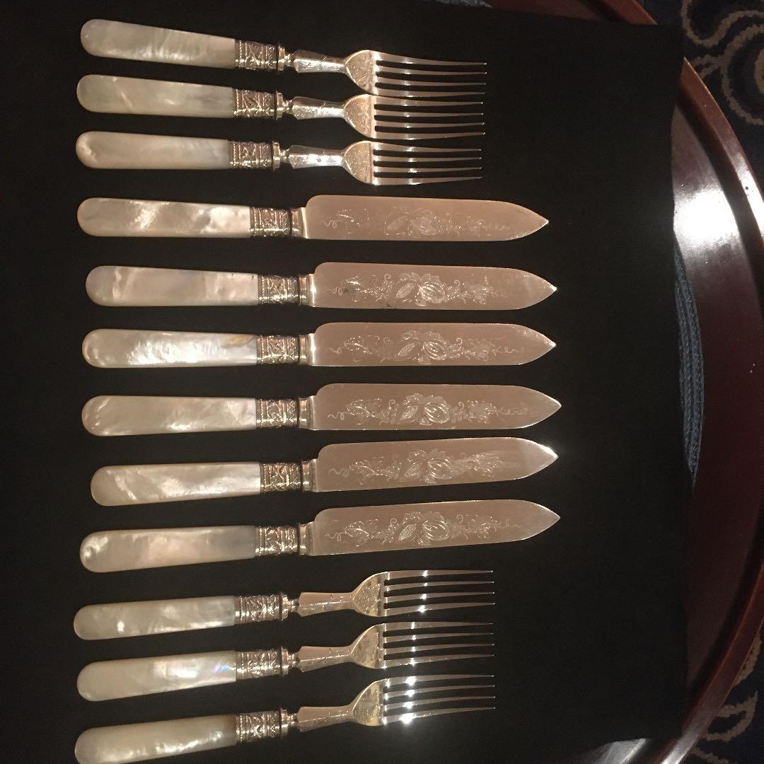 お値下げ　英国製シルバーとマザーオブパールカトラリー12本　葡萄レリーフが美しい