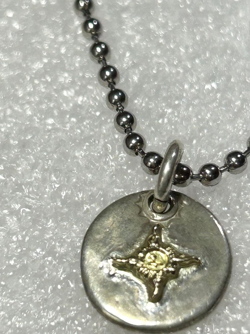 FIRST ARROW’s K18透かしマーク付メタル ペンダント ネックレス