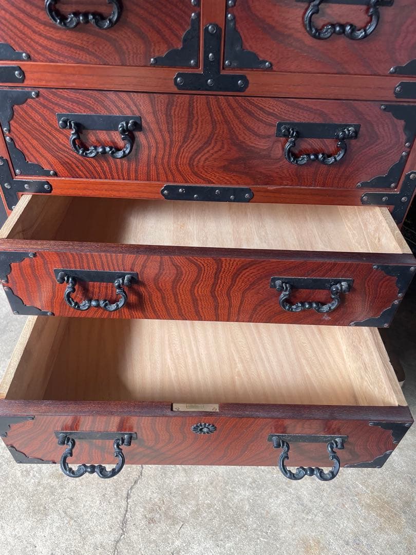美品和箪笥　観音開き 棚箪笥 帳場箪笥 チェスト欅材 漆塗り 菊の金具飾り