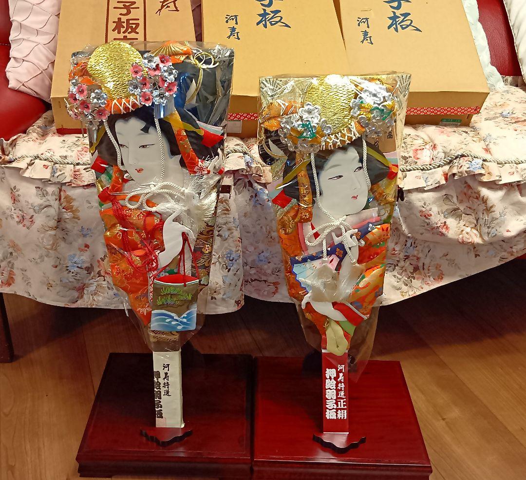 伝統的な羽子板２セット　羽子板立て付き【高さ約52cmと約56cm】