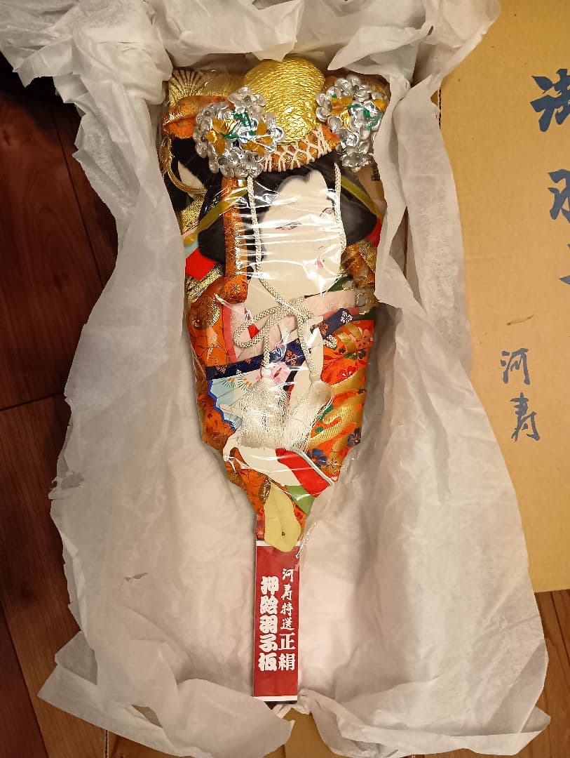 伝統的な羽子板２セット　羽子板立て付き【高さ約52cmと約56cm】