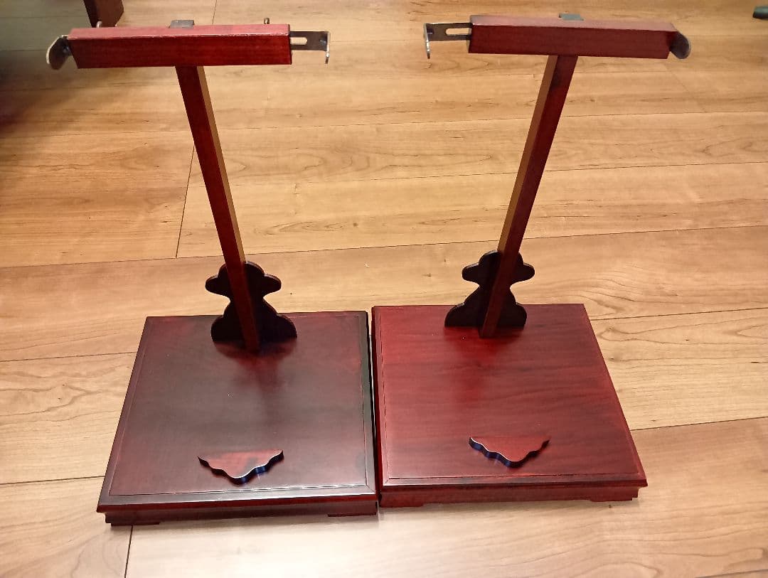 伝統的な羽子板２セット　羽子板立て付き【高さ約52cmと約56cm】