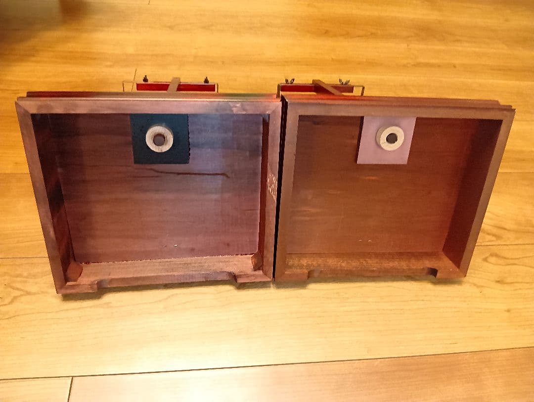 伝統的な羽子板２セット　羽子板立て付き【高さ約52cmと約56cm】