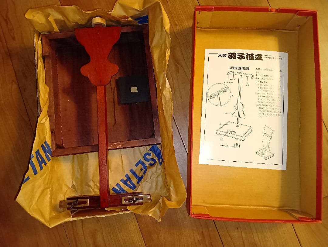 伝統的な羽子板２セット　羽子板立て付き【高さ約52cmと約56cm】