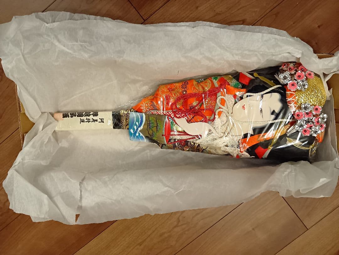 伝統的な羽子板２セット　羽子板立て付き【高さ約52cmと約56cm】