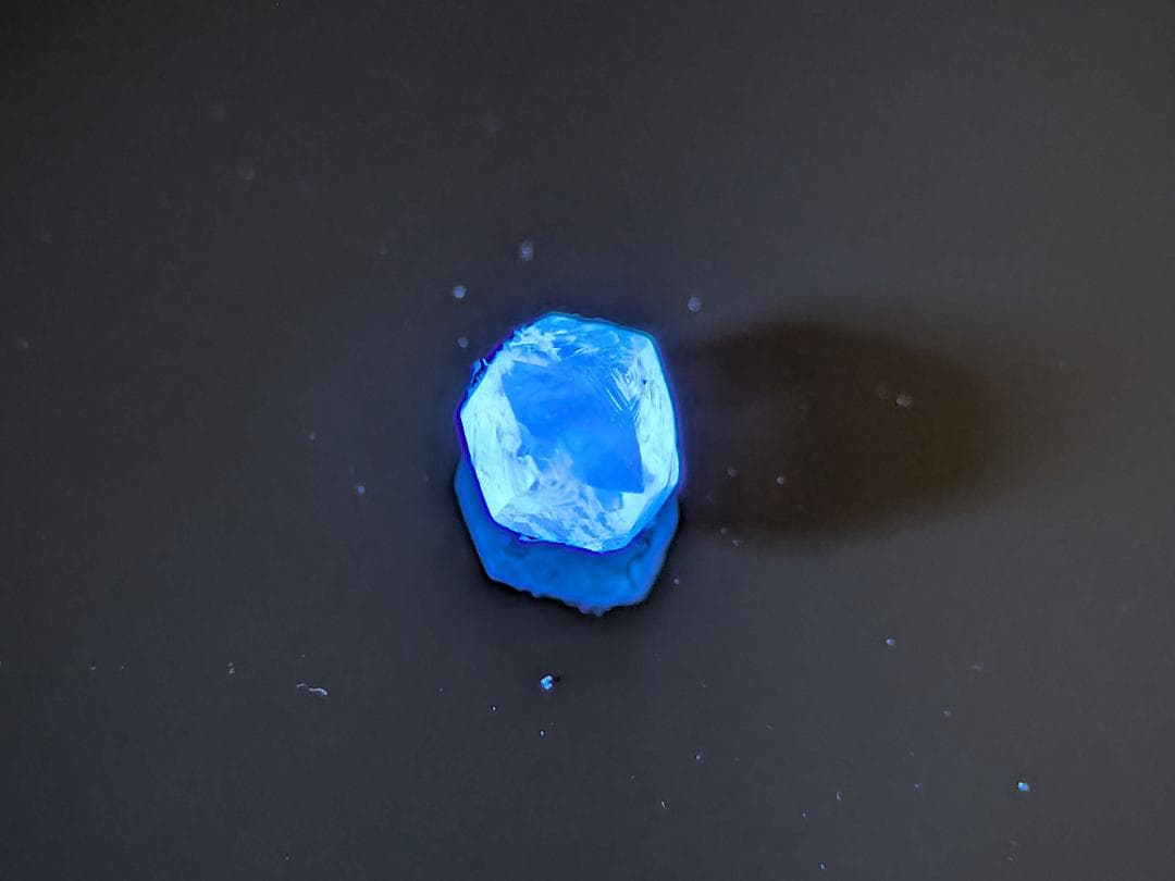 蛍光ダイヤモンド原石４色セット　計0.37カラット　ボツワナ産