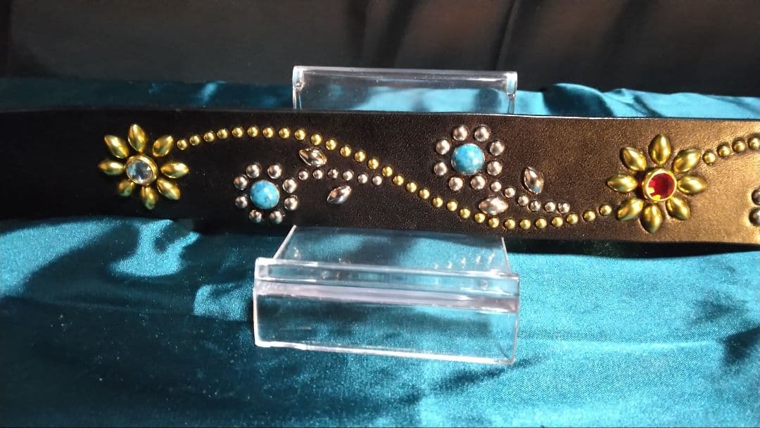 ちっぴー栃木レザーツタ＆フラワー　スタッズベルトブラック　ニッケル＆ブラス