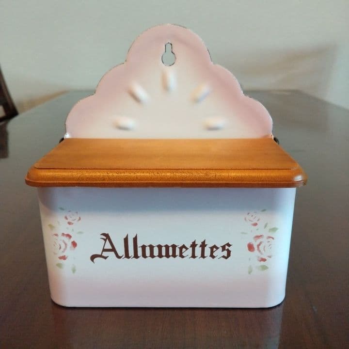 イマン⭐︎ アルメット缶 キャニスター ⭐︎ステンシルローズ 可愛いです。