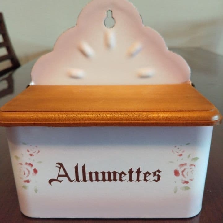 イマン⭐︎ アルメット缶 キャニスター ⭐︎ステンシルローズ 可愛いです。