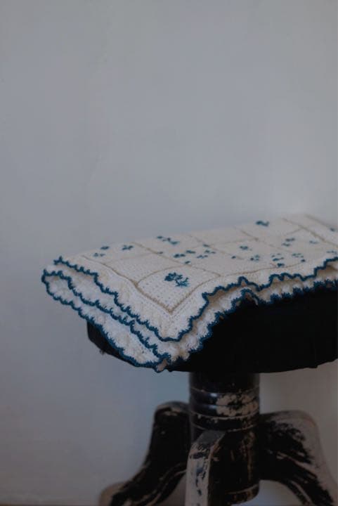 デルフトタイルのような手編みのブランケット