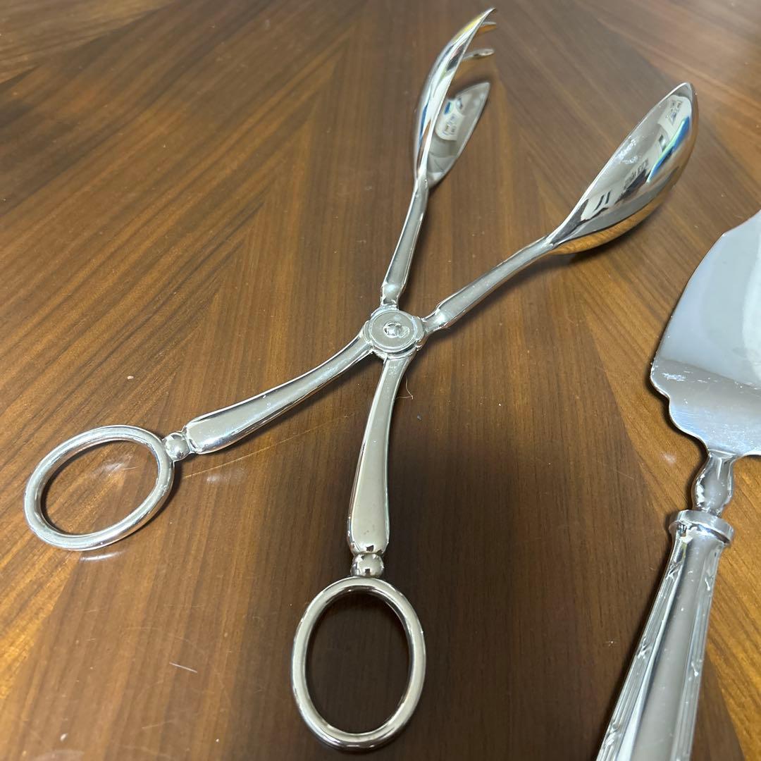 ステンレススチール製ケーキサーバーとトング