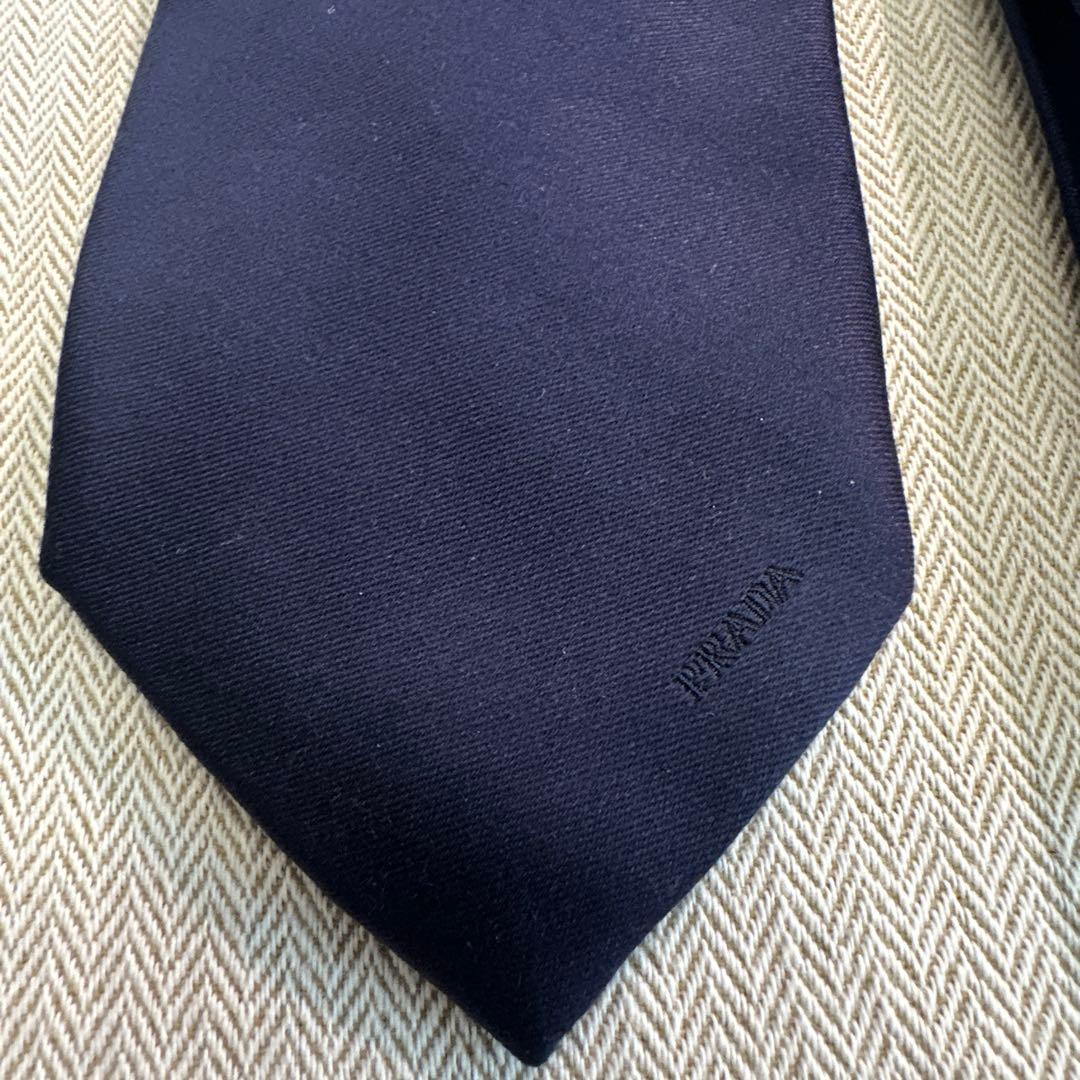 プラダ　ネクタイ　キレイなソリッド　ブランドロゴ入り　細め