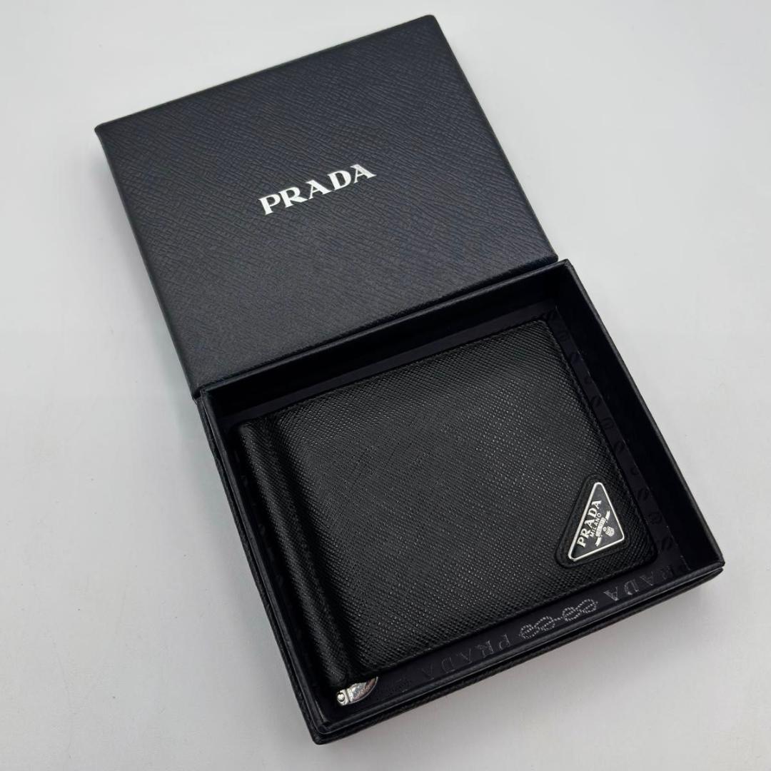 新品に近い プラダ 現行 箱付属 マネークリップ サフィアーノ 三角プレート 黒