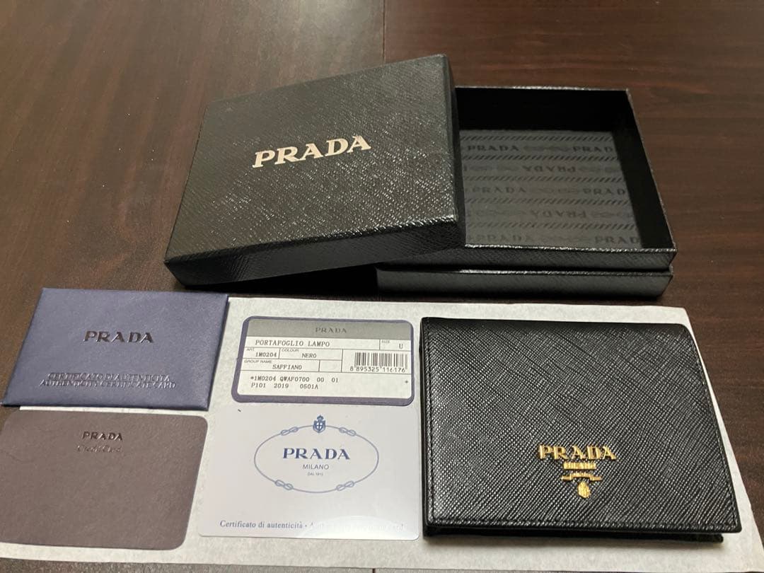 PRADA ブラック 二つ折り財布 サフィアーノレザー