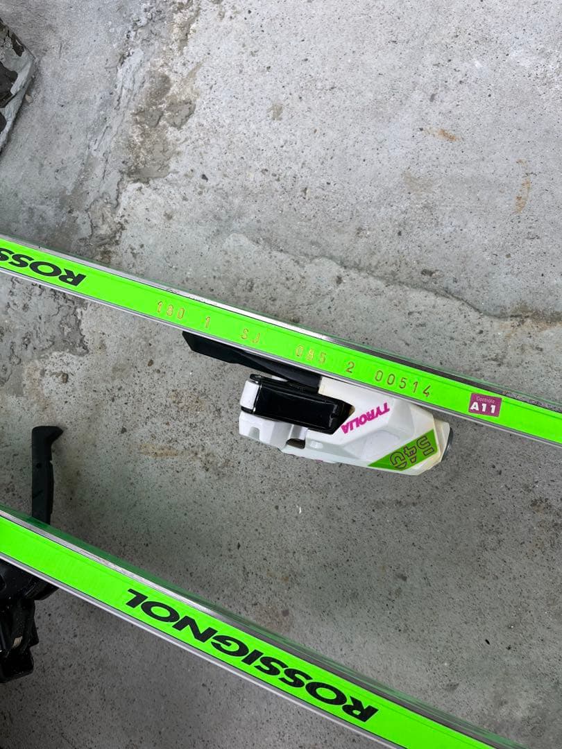 スキー板、ブーツ、ストックのセット