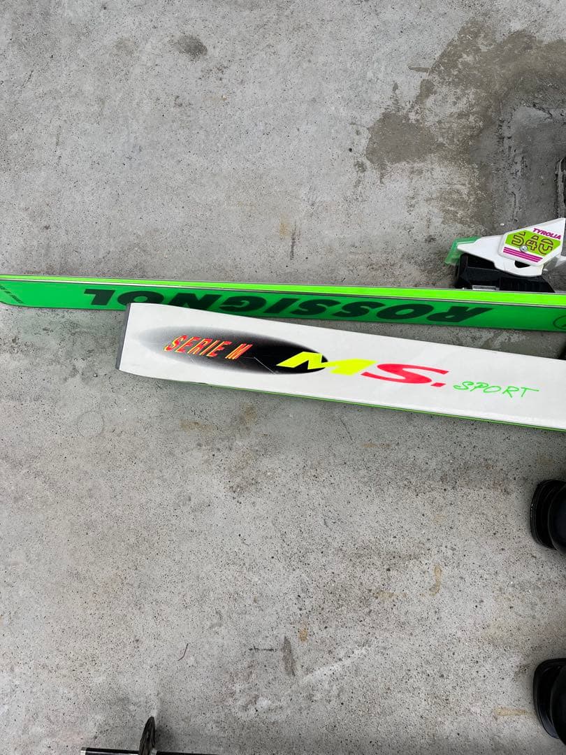 スキー板、ブーツ、ストックのセット