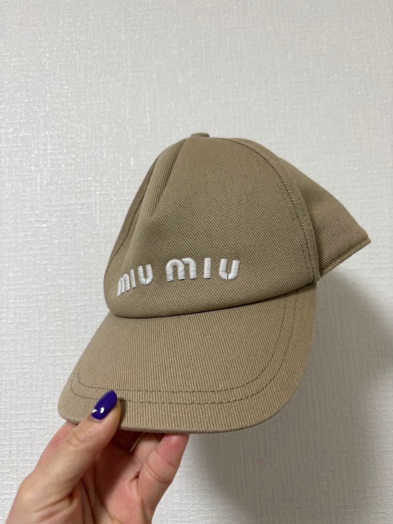 miu miu ベージュ刺繍ロゴキャップ