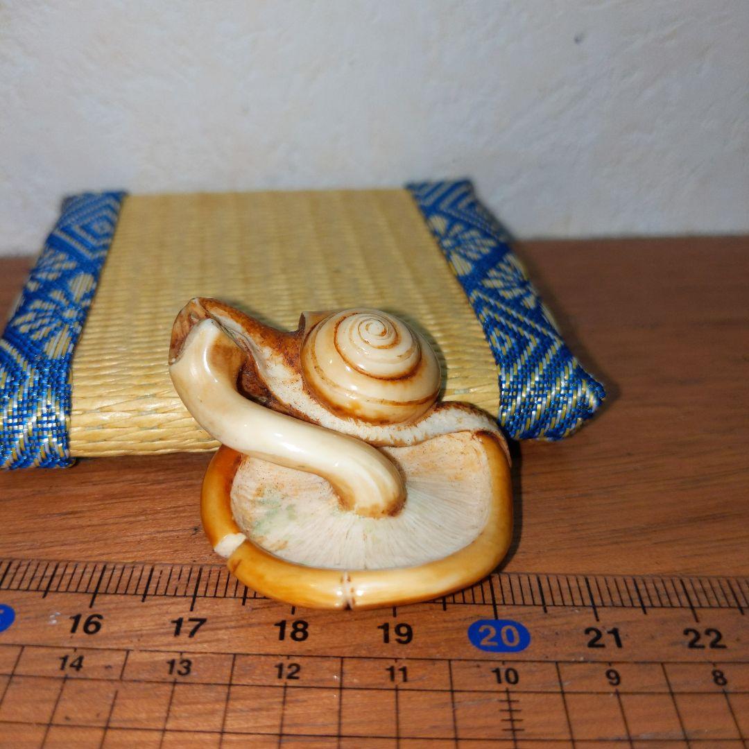 時代提物 超絶技巧根付 天然素材 在銘【茸と蝸牛】横幅約3.7cm 重さ約10ｇ