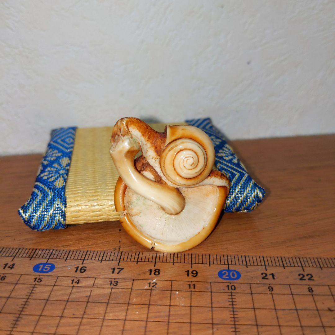 時代提物 超絶技巧根付 天然素材 在銘【茸と蝸牛】横幅約3.7cm 重さ約10ｇ