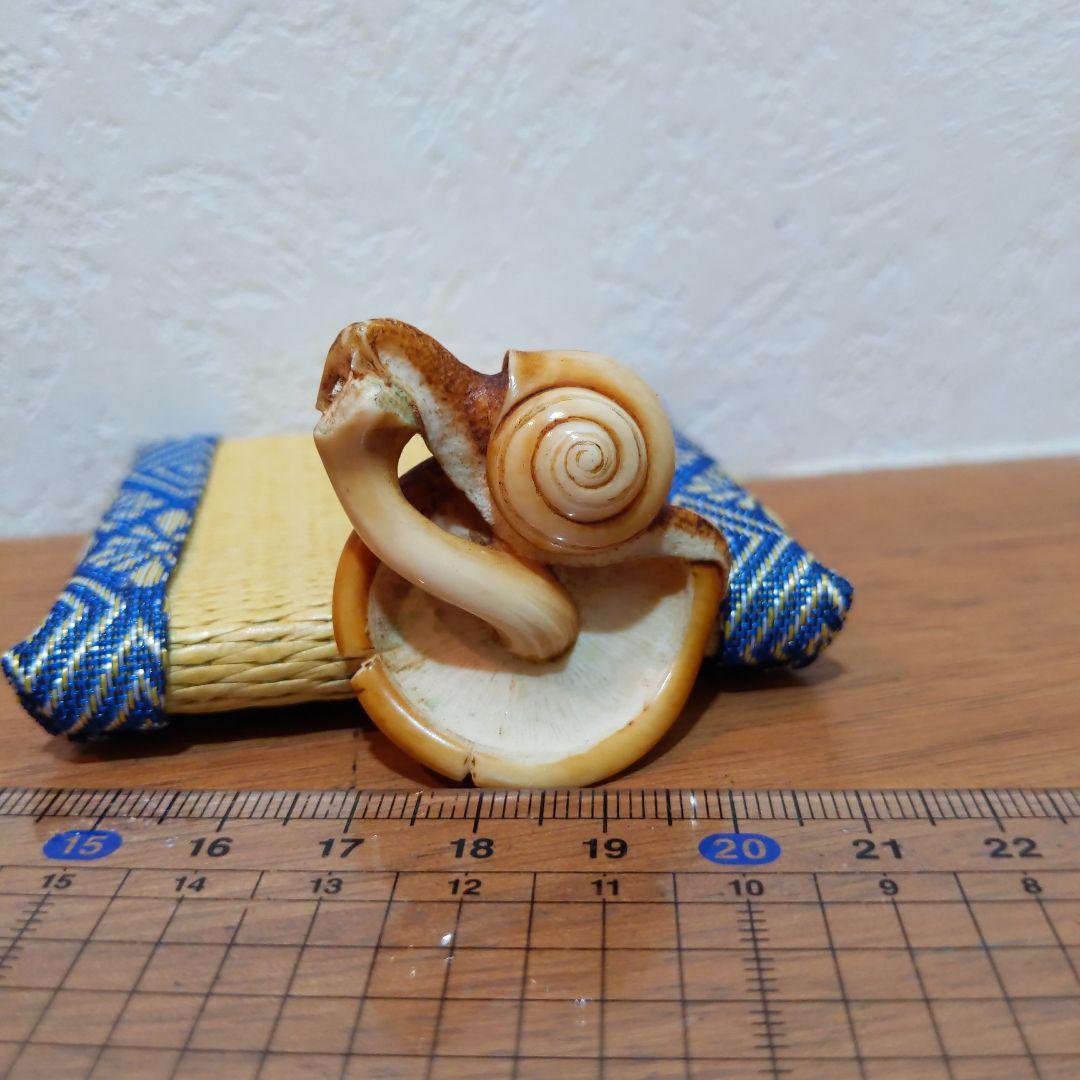時代提物 超絶技巧根付 天然素材 在銘【茸と蝸牛】横幅約3.7cm 重さ約10ｇ